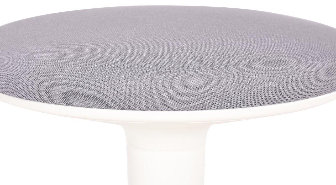 Nahaufnahme eines grauen Sitzhockers mit weißem Gestell, von der Seite betrachtet.