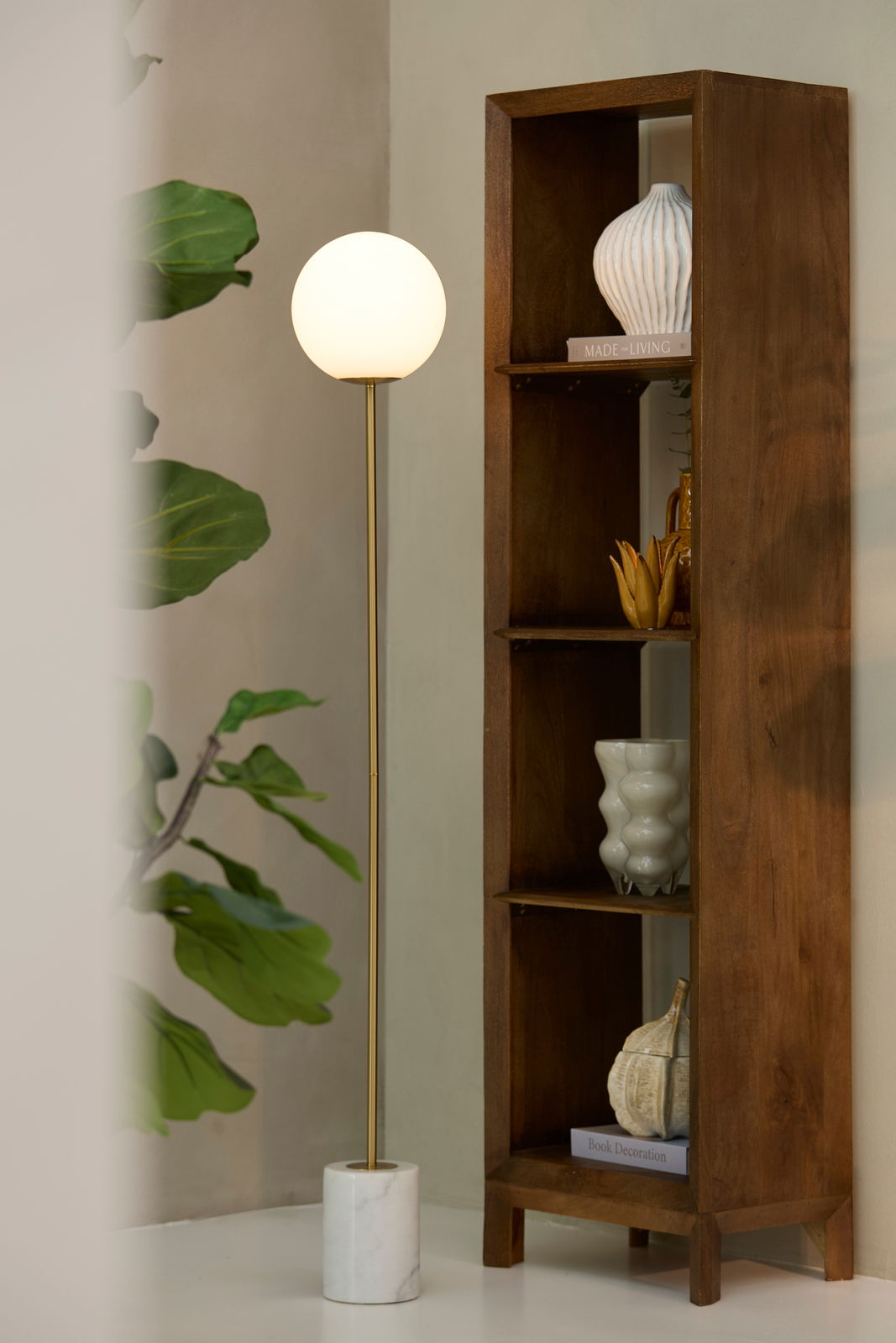 Light&Living Standregal SONDRIO Standregal aus Holz mit vier Fächern, dekoriert mit Vasen und Büchern, seitliche Perspektive