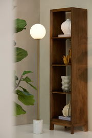 Standregal aus Holz mit vier Fächern, dekoriert mit Vasen und Büchern, seitliche Perspektive