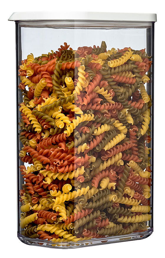 Transparente Vorratsdose Modula 2000 ml mit weißem Deckel, gefüllt mit bunten Spiralnudeln, aus der Frontalperspektive.