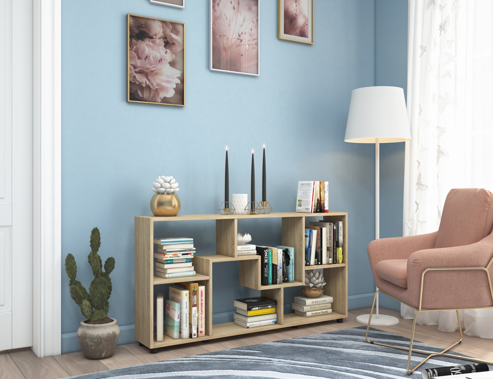 VCM Sideboard PINTAL Modernes Bücherregal/Sideboard in heller Eichenholz-Optik mit offenen, asymmetrischen Fächern, dekoriert mit Büchern, Kerzenständern und Pflanzen im Wohnzimmer; perspektivisch in leichter Frontansicht von schräg rechts.