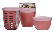 Dreiteiliges Snackpot-Set in Mauve von Mepal, bestehend aus drei unterschiedlich großen Behältern mit Deckeln, gefüllt mit Nüssen und Beeren, seitliche Perspektive.
