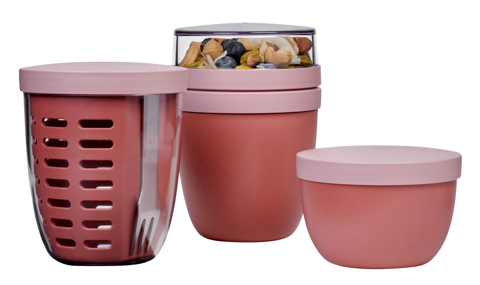 Mepal Snackpot-set, 3-deligRANGE Vivid Mauve Dreiteiliges Snackpot-Set in Mauve von Mepal, bestehend aus drei unterschiedlich großen Behältern mit Deckeln, gefüllt mit Nüssen und Beeren, seitliche Perspektive.