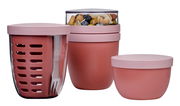 Dreiteiliges Snackpot-Set in Mauve von Mepal, bestehend aus drei unterschiedlich großen Behältern mit Deckeln, gefüllt mit Nüssen und Beeren, seitliche Perspektive.