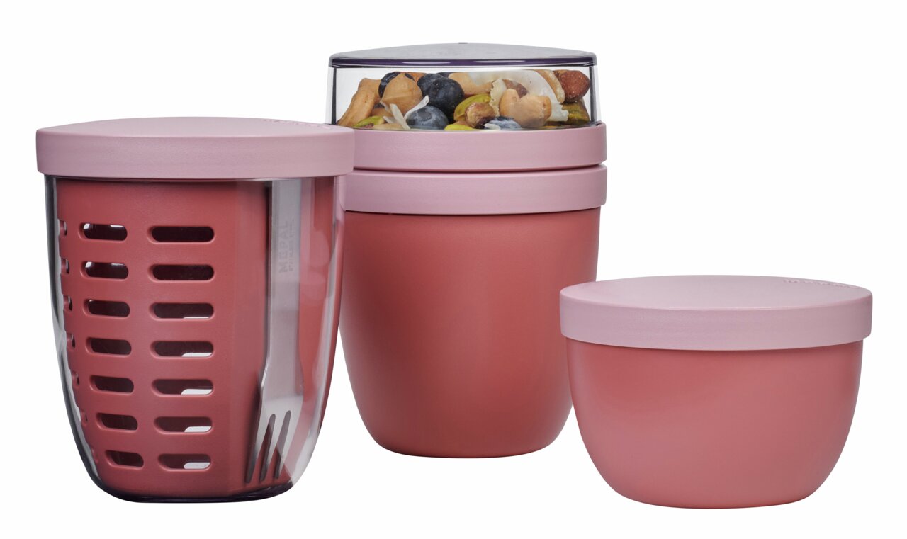 Driedelige Snackpot-set in mauve van Mepal, bestaande uit drie bakjes van verschillende grootte met deksels, gevuld met noten en bessen, zijaanzicht.