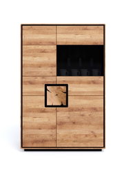 Hoher Holzschrank/Vitrine in Eichenoptik mit schwarzen Akzenten, teilverglaster Front und dekorativem quadratischem Holzeinsatz, frontal von vorne fotografiert.