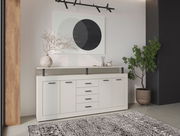 Modernes XL-Sideboard in Weiß mit mehreren Schubladen und Türen, dekoriert mit minimalistischen Accessoires, aus der Frontalperspektive fotografiert.