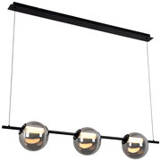 Moderne schwarze Pendelleuchte mit drei rauchgrauen Glaskugeln an horizontaler Stange, aufgehängt an zwei Kabeln; Ansicht schräg von vorne.