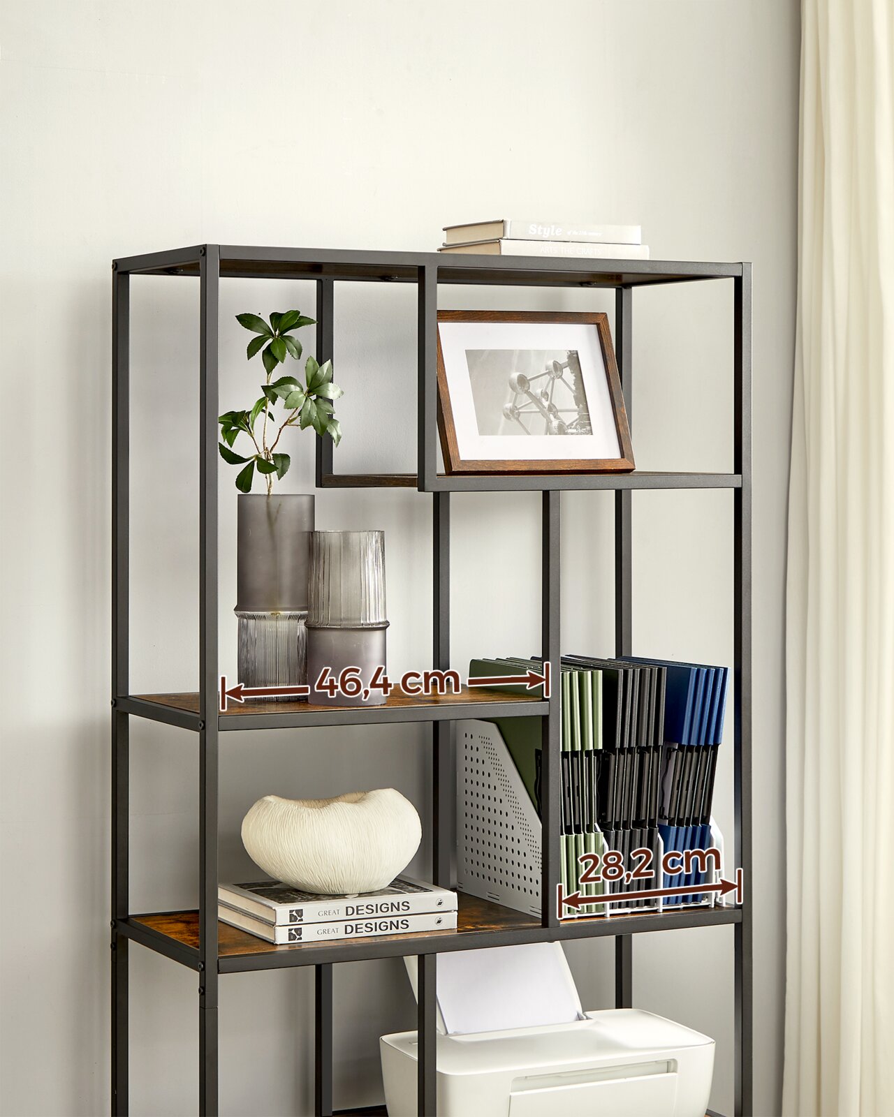 Modernes, offenes Regal mit schwarzem Metallrahmen und Holzablagen, dekoriert mit Pflanze, Bilderrahmen, Büchern und Aktenordnern; Vorderansicht mit leicht seitlicher Perspektive, Maßangaben 46,4 cm und 28,2 cm sichtbar.