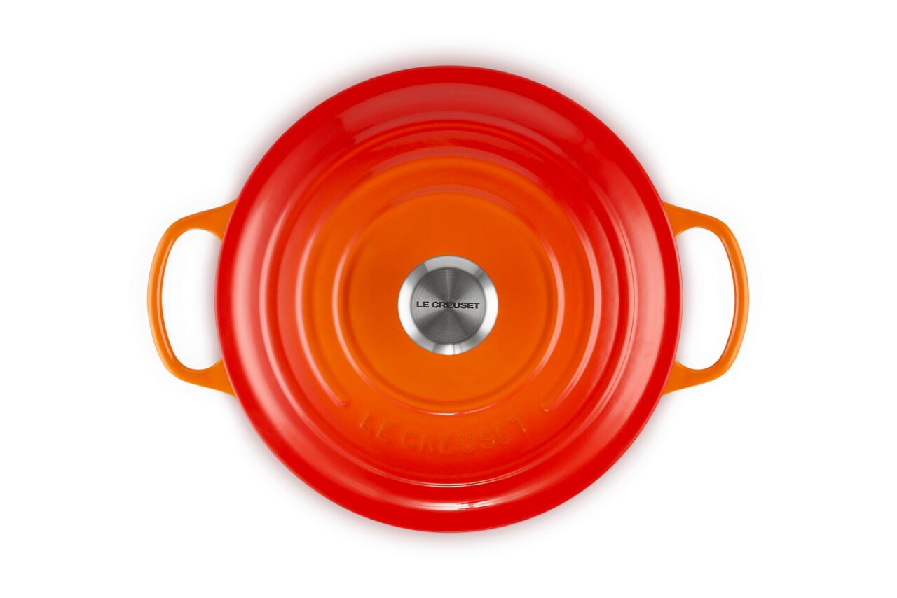 LE CREUSET Bräter Rund 26cm Ofenrot SIGNATURE Runder Bräter in Ofenrot von oben mit zwei Griffen und einem silbernen Knauf in der Mitte.