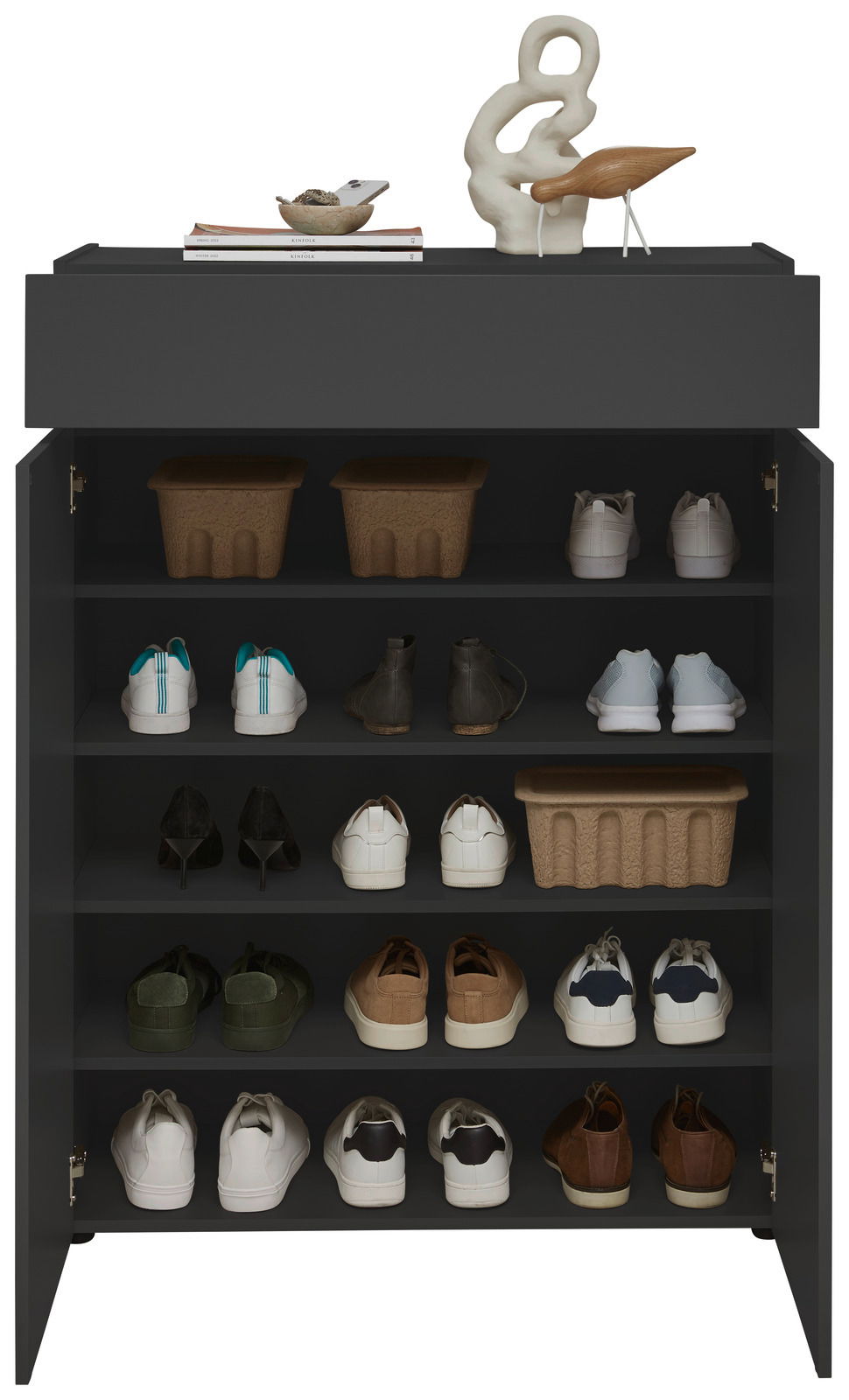 Schuhschrank H121 in schwarzer Farbe, frontal fotografiert, mit mehreren Regalen voller Schuhe und dekorativen Gegenständen auf der Oberseite.