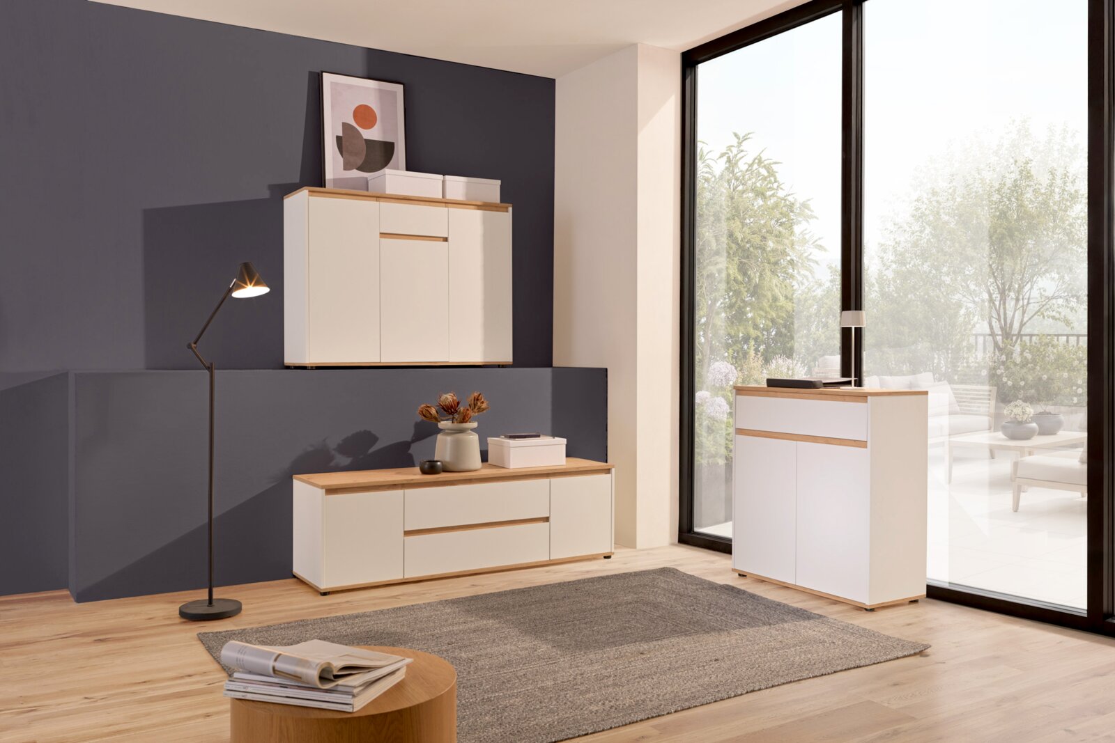 Carryhome Ladekast MALEA Moderne woonkamer met wit dressoir en ladekast, houten details, grote raampartij, zijaanzicht