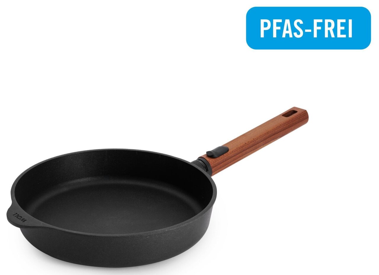 Gietijzeren koekenpan met houten handvat, PFAS-vrij, zijaanzicht