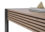 Nahaufnahme eines modernen Couchtisches mit Holzlamellen und schwarzem Metallrahmen, seitliche Perspektive