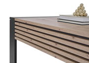 Nahaufnahme eines modernen Couchtisches mit Holzlamellen und schwarzem Metallrahmen, seitliche Perspektive