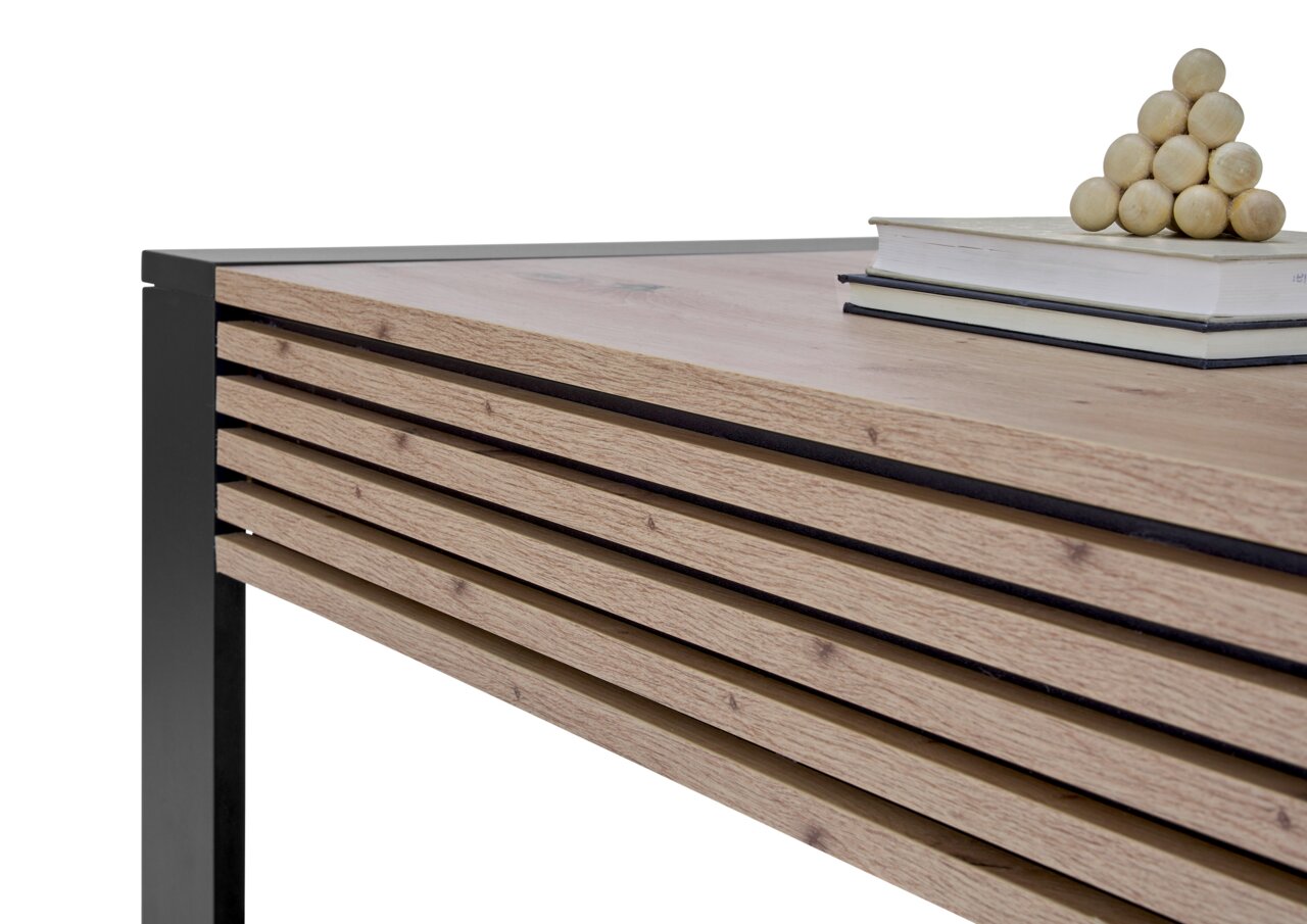Nahaufnahme eines modernen Couchtisches mit Holzlamellen und schwarzem Metallrahmen, seitliche Perspektive