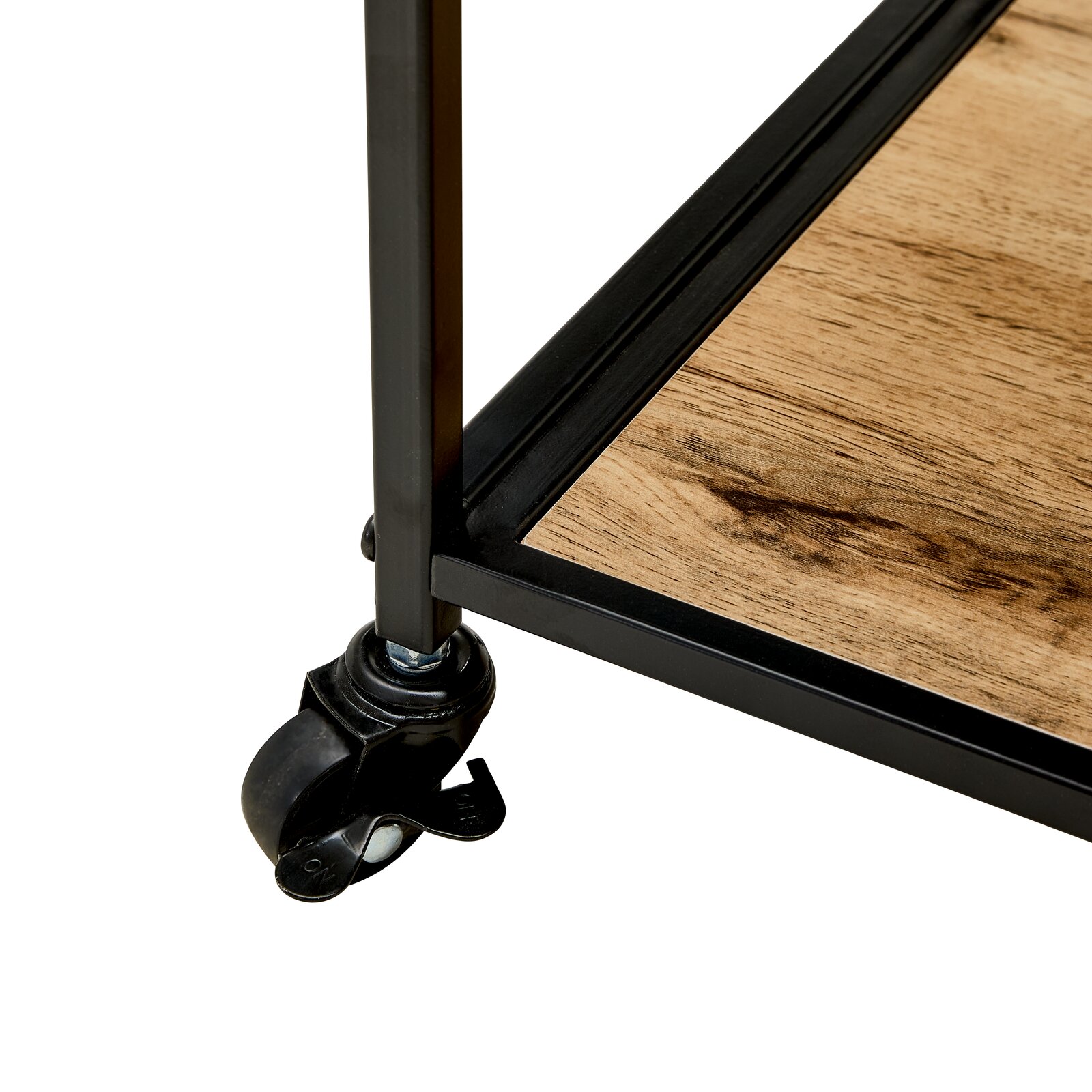 Detailaufnahme aus seitlicher Perspektive: schwarzes Metallgestell mit Lenkrolle und Feststellbremse an einer Holzablage eines Rollwagens