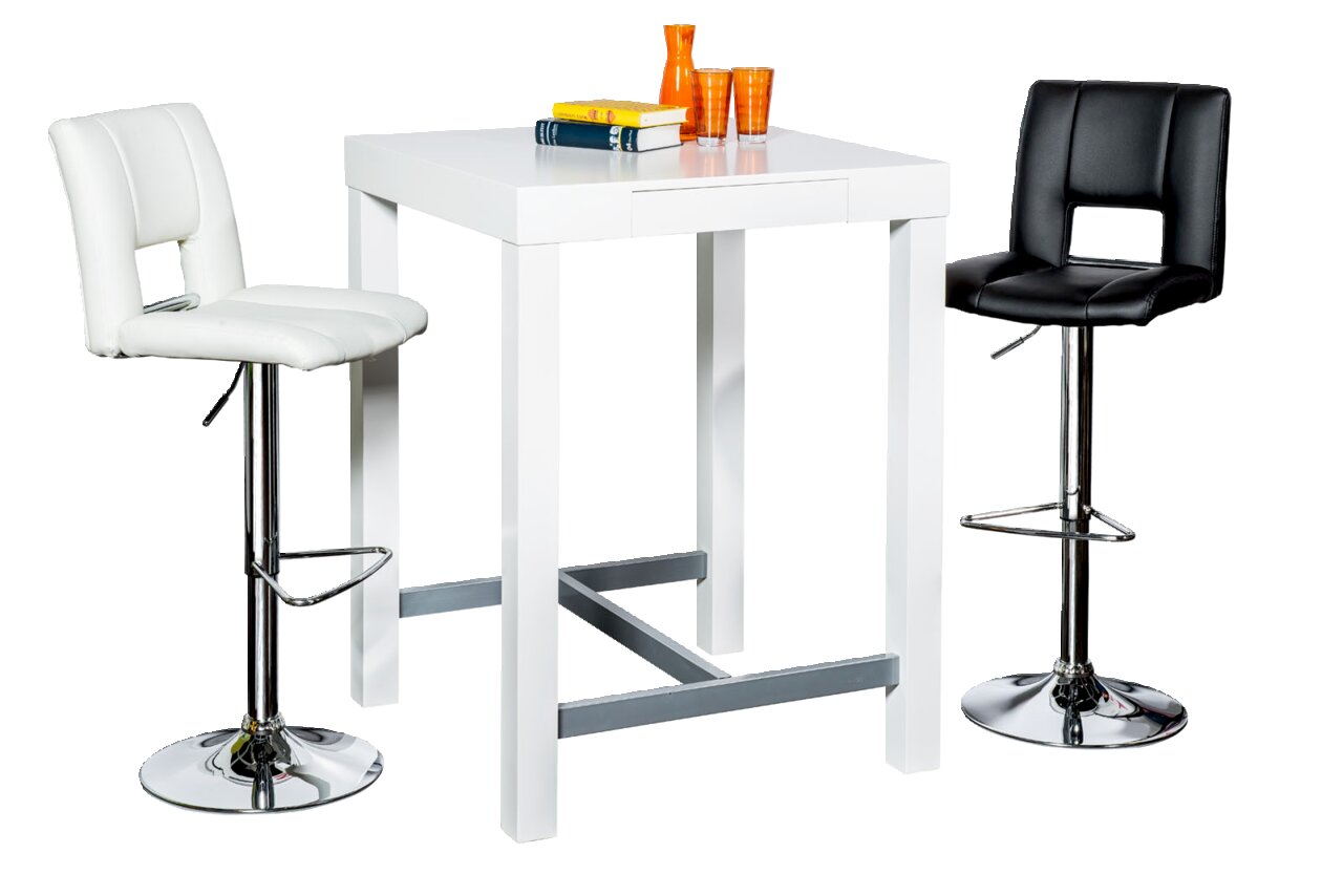 Zwei Barhocker, einer in Weiß und einer in Schwarz, neben einem weißen Tisch mit Büchern und Gläsern, seitliche Perspektive