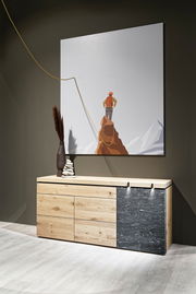 Voglauer Sideboard V-ROCK aus Holz und Stein, frontal fotografiert, mit dekorativer Vase und Kunstwerk im Hintergrund.