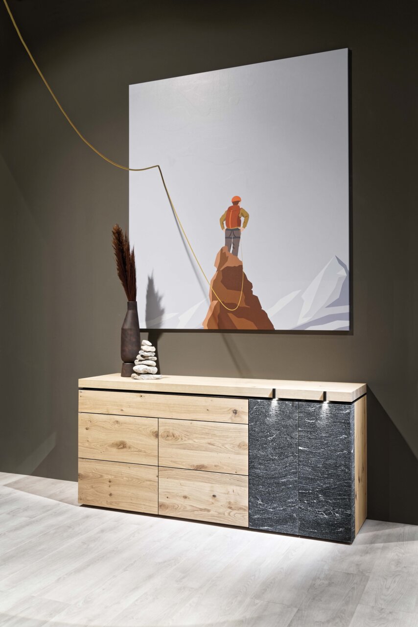 Voglauer Sideboard V-ROCK Voglauer Sideboard V-ROCK aus Holz und Stein, frontal fotografiert, mit dekorativer Vase und Kunstwerk im Hintergrund.
