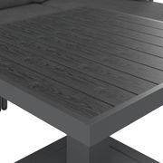 Nahaufnahme eines modernen, grauen Lounge-Tisches mit Holzoptik von schräg oben.