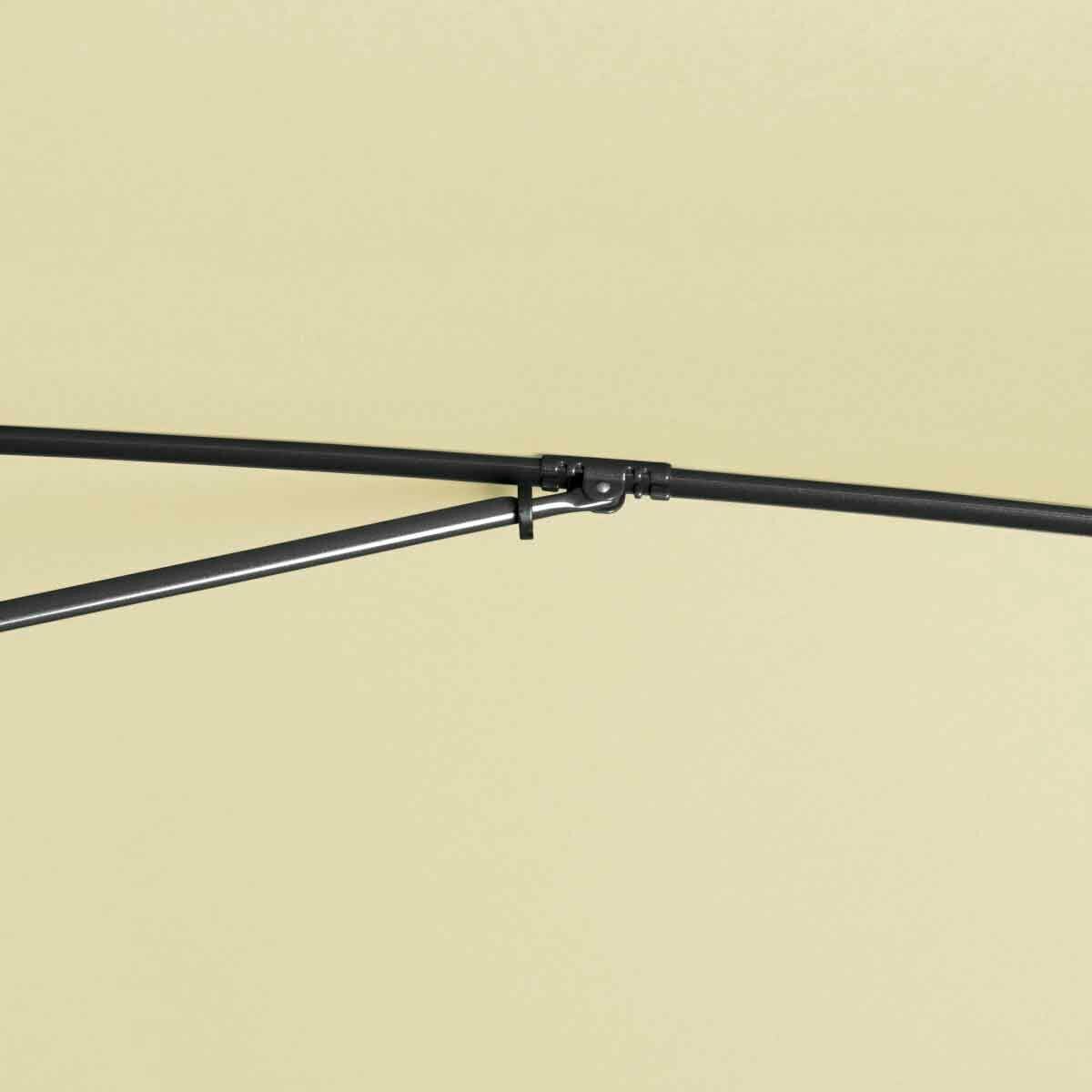 Nahaufnahme eines Sonnenschirmgestänges aus Metall, seitliche Perspektive