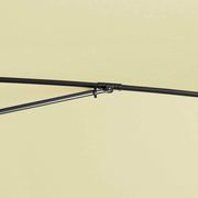 Nahaufnahme eines Sonnenschirmgestänges aus Metall, seitliche Perspektive