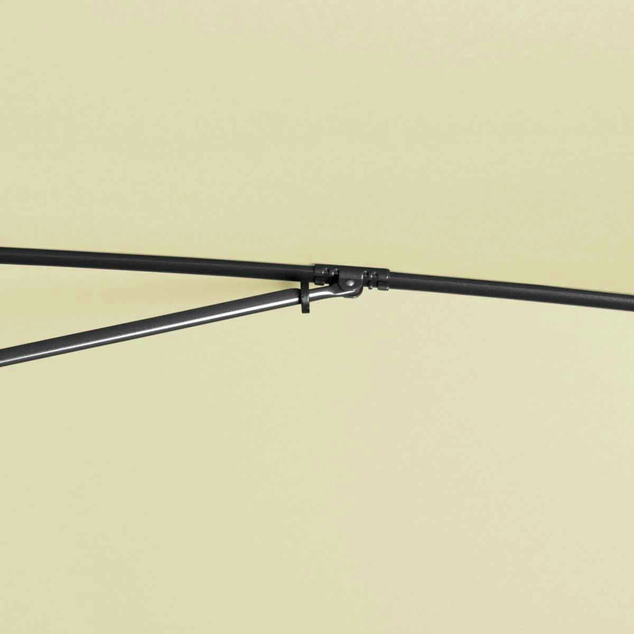 Nahaufnahme eines Sonnenschirmgestänges aus Metall, seitliche Perspektive