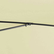 Nahaufnahme eines Sonnenschirmgestänges aus Metall, seitliche Perspektive