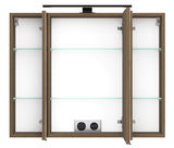 Geöffneter Spiegelschrank mit drei Türen, zwei Glasböden und integrierter Steckdose, Frontalansicht.