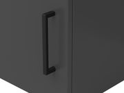 Nahaufnahme eines schwarzen Aufsatzschranks mit modernem, rechteckigem Griff, seitliche Perspektive.