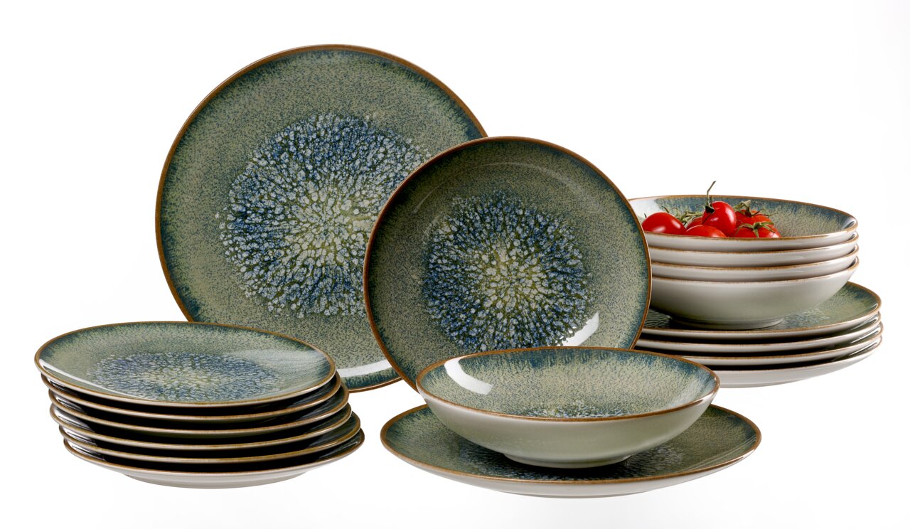 Servies van keramiek in blauwgroen met reactief glazuur en een bruine rand, bestaande uit borden en schalen, in een schuin vooraanzicht tegen een witte achtergrond.