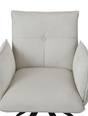 Vorderansicht eines beigen Armlehnstuhls mit gestreiftem Stoffbezug und gepolsterten Armlehnen.