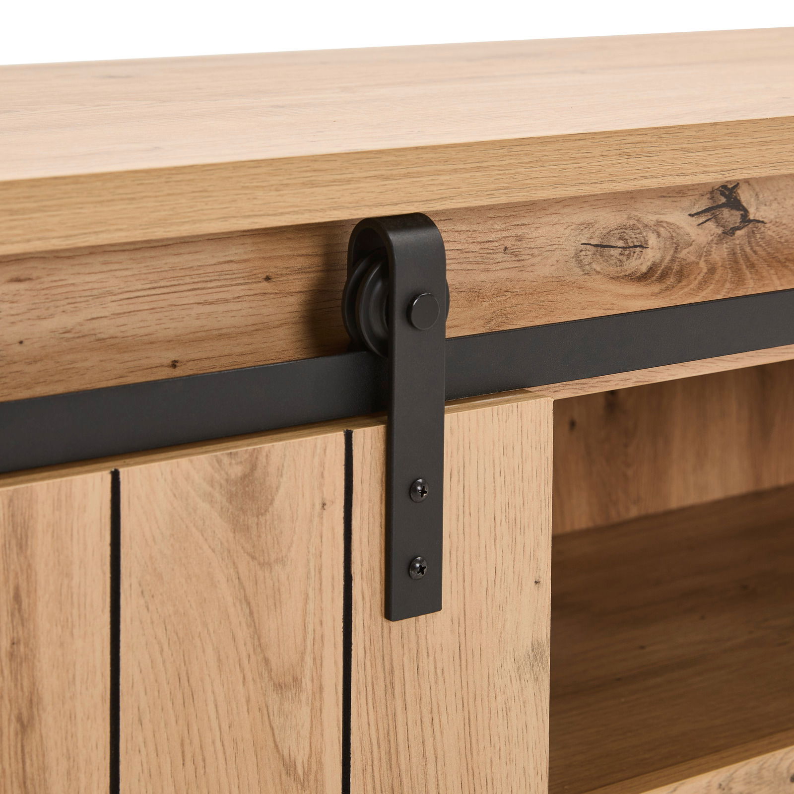 Nahaufnahme eines Lowboards aus Holz mit schwarzem Metallelement, seitliche Perspektive