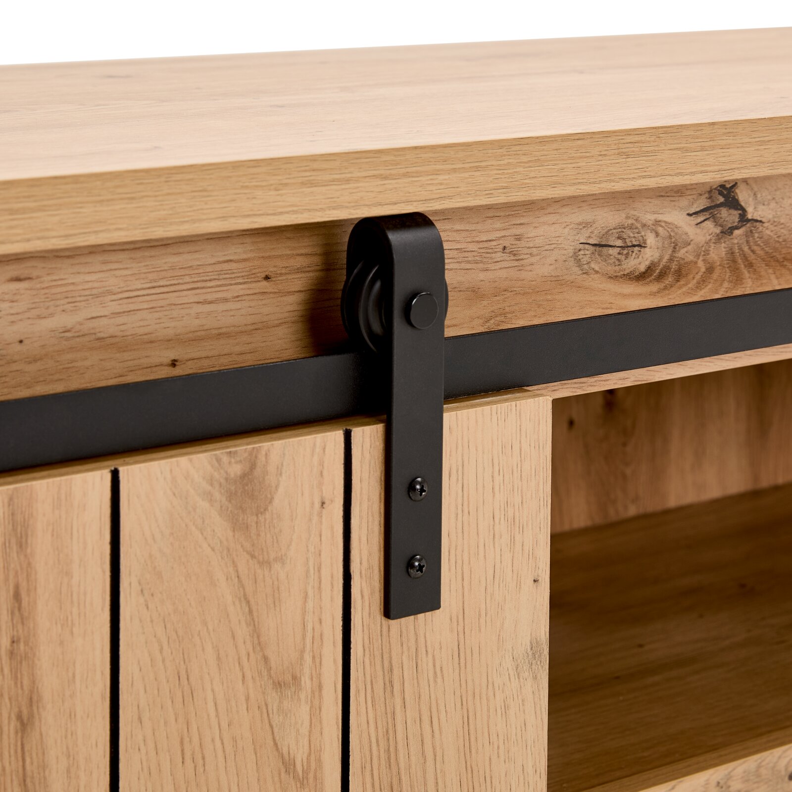 Nahaufnahme eines Lowboards aus Holz mit schwarzem Metallelement, seitliche Perspektive
