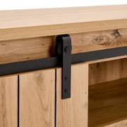 Nahaufnahme eines Lowboards aus Holz mit schwarzem Metallelement, seitliche Perspektive