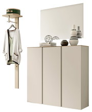 Garderobenset mit einem hohen Schrank, Spiegel und Wandgarderobe, seitliche Perspektive