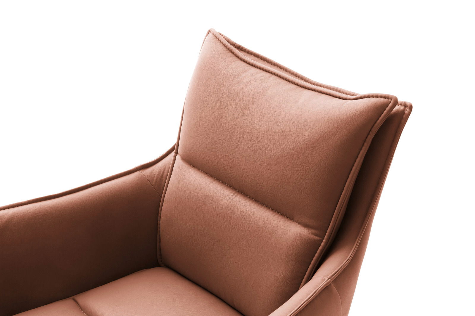 Nahaufnahme eines braunen Sessels mit weicher Polsterung und eleganten Nähten, seitliche Perspektive