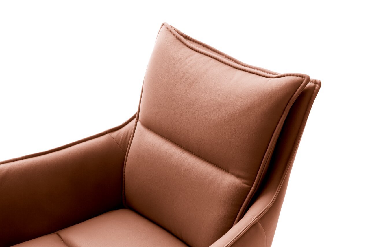 Nahaufnahme eines braunen Sessels mit weicher Polsterung und eleganten Nähten, seitliche Perspektive