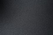 Nahaufnahme eines schwarzen Stoffbezugs mit feiner Textur, Draufsicht