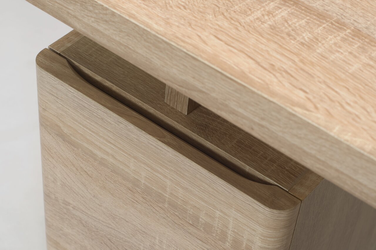 Nahaufnahme eines Schreibtisches aus Holz mit einer Schublade, Perspektive von oben.