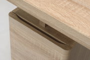 Nahaufnahme eines Schreibtisches aus Holz mit einer Schublade, Perspektive von oben.