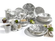 Kombiservice 30-tlg. mit grauem Blattmuster, bestehend aus Tellern, Schalen und Tassen, aus der Vogelperspektive fotografiert.