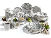 Kombiservice 30-tlg. mit grauem Blattmuster, bestehend aus Tellern, Schalen und Tassen, aus der Vogelperspektive fotografiert.