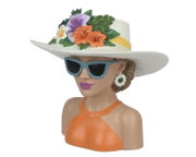 Dekorative Frauenbüste/Schaufensterpuppe mit weißem breitkrempigem Hut mit bunten Blumen, blauer Sonnenbrille und orangefarbenem Top, in seitlicher Dreiviertelansicht von rechts vor weißem Hintergrund.