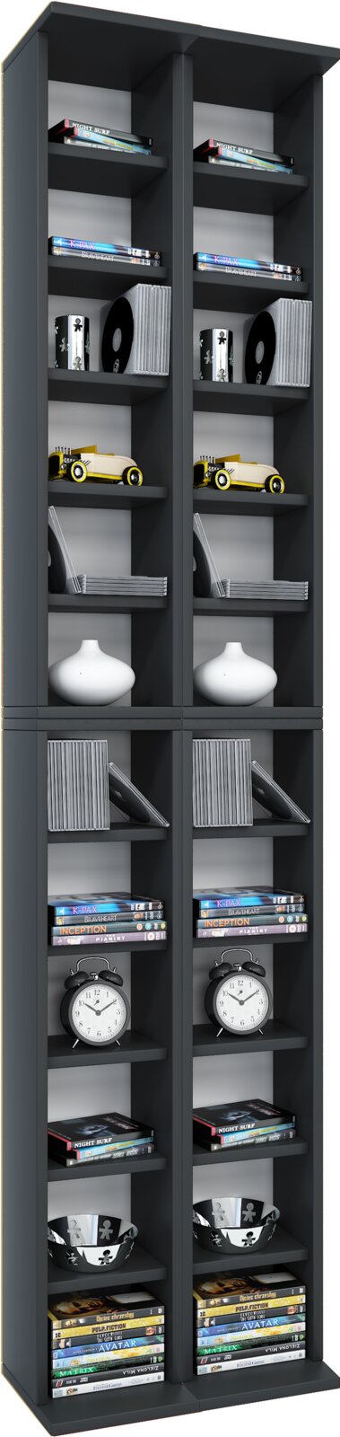 Schmales, hohes Regal in Anthrazit/Schwarz mit zwei Spalten und mehreren offenen Fächern, gefüllt mit Büchern, DVDs, Schallplatten und Dekoartikeln frontale Ansicht mit leicht schräger Perspektive von oben.