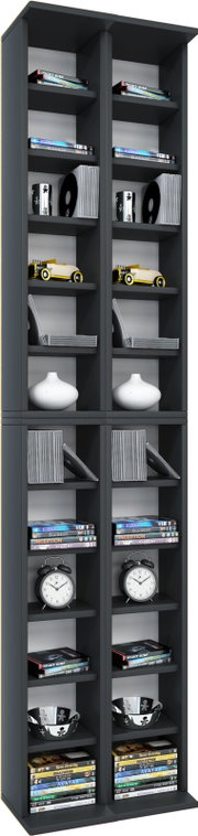 Schmales, hohes Regal in Anthrazit/Schwarz mit zwei Spalten und mehreren offenen Fächern, gefüllt mit Büchern, DVDs, Schallplatten und Dekoartikeln; frontale Ansicht mit leicht schräger Perspektive von oben.
