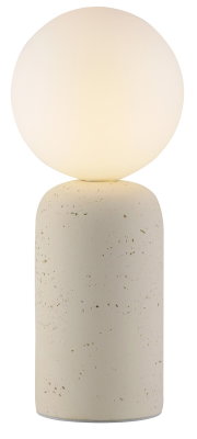 Moderne Tischlampe mit runder, milchig-weißer Glaskugel und zylindrischem, gesprenkeltem Steinsockel in Beige, frontal aus der Vorderansicht auf weißem Hintergrund