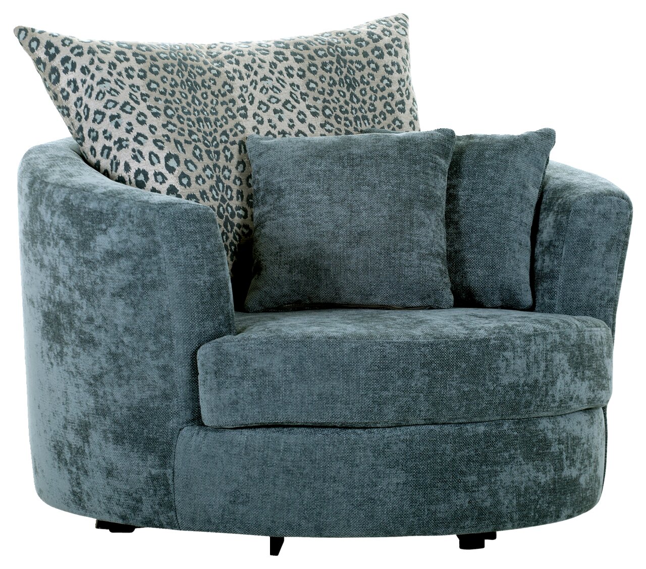 Gemütlicher Sessel in Blau mit runder Form und zwei Kissen, einer davon mit Leopardenmuster, aus der Vorderansicht.