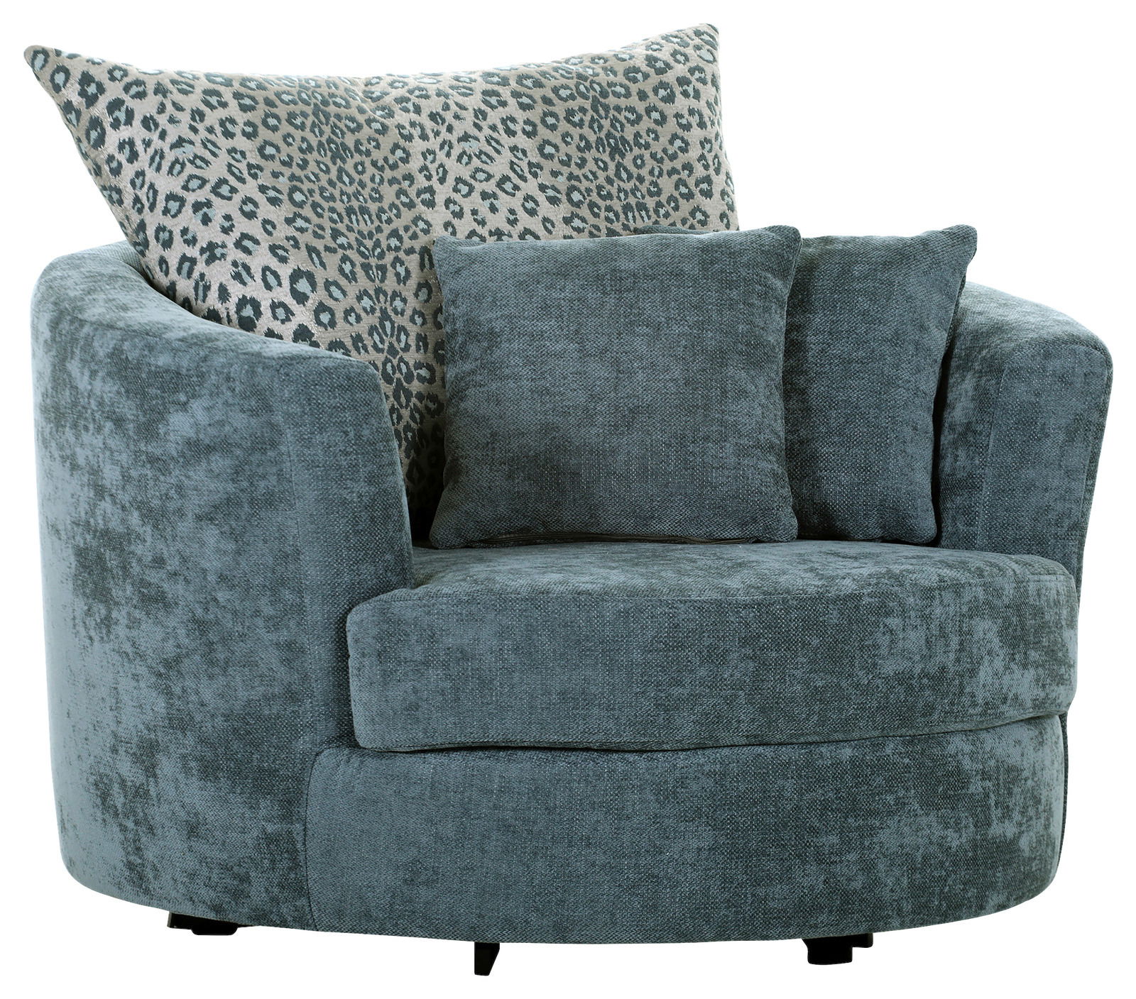 Gemütlicher Sessel in Blau mit runder Form und zwei Kissen, einer davon mit Leopardenmuster, aus der Vorderansicht.